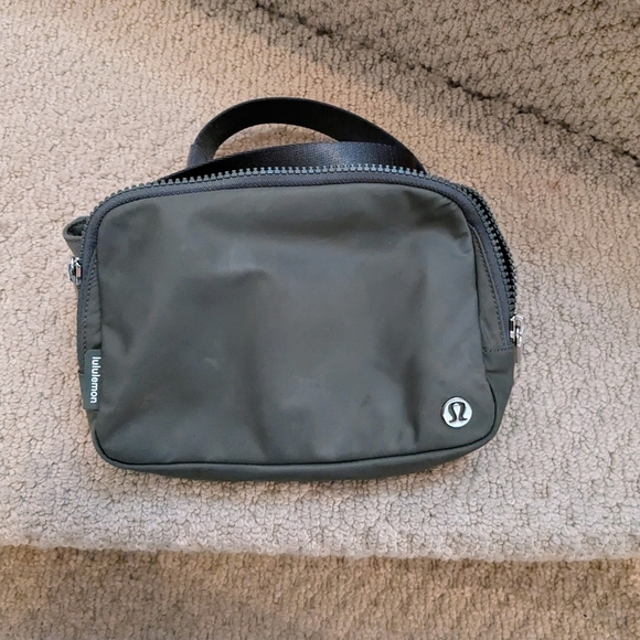 Lululemon 2L belt bag - Picture 4 of 4